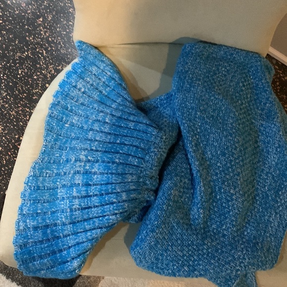 Mermaid tail blanket, nearly new condition 10/10 - Picture 3 of 3